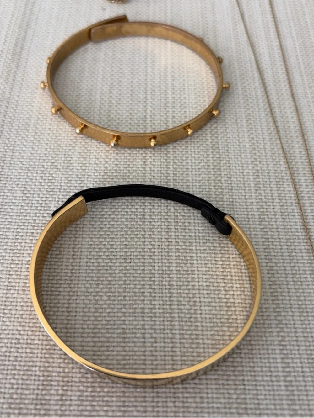Jewelry lot Gold-Tone Bracelets, Earrings, Necklace - Women’s Statement Jewelry - Picture 4 of 7